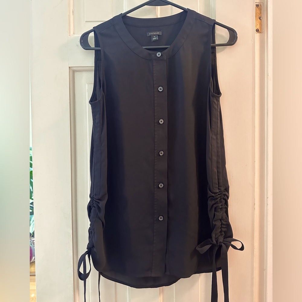 Ann Taylor Sleeveless blouse. Size XS Excellent condition